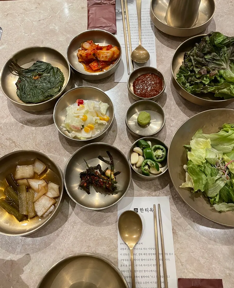 Table seating inside Hantiok