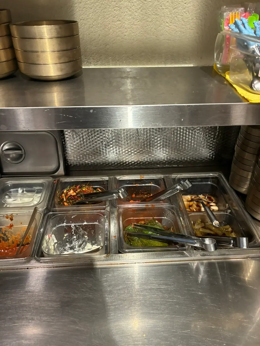 Neatly arranged self-serve bar at Hantiok