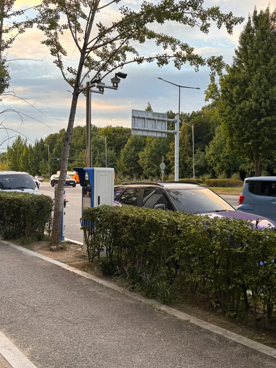 Parking area in front of Hantiok in Bangi-dong