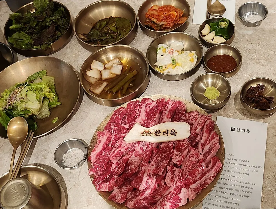 The full spread of the Emperor Rib Meat Set
