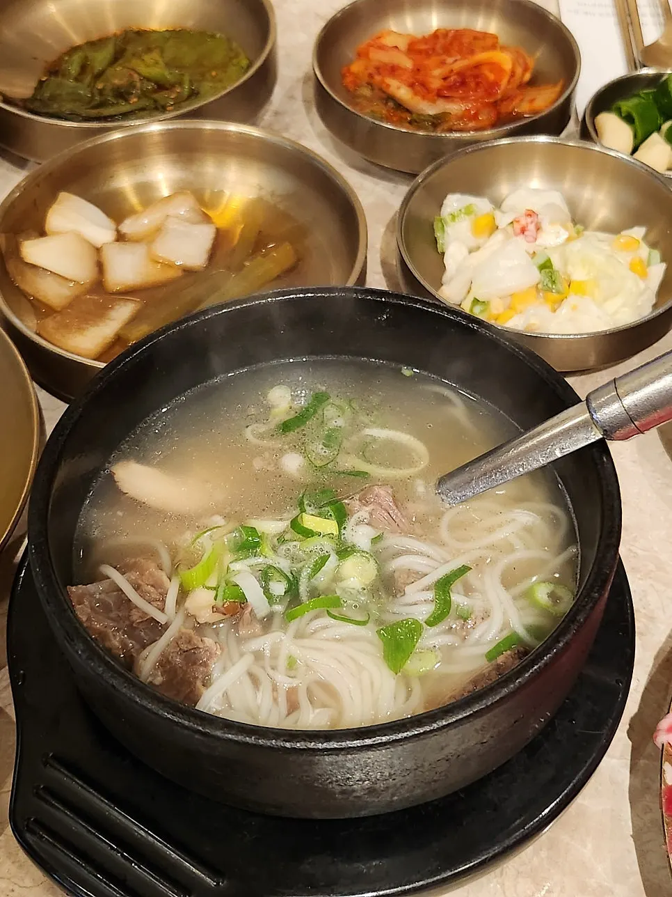 A stone pot filled with brisket soup