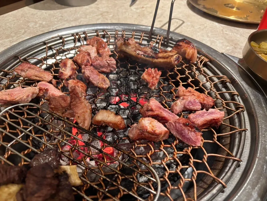 불판에서 익고 있는 양념갈비