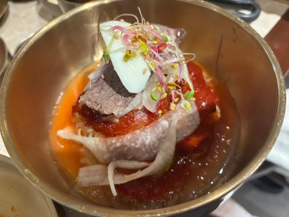 함께 주문한 물냉면과 비빔냉면