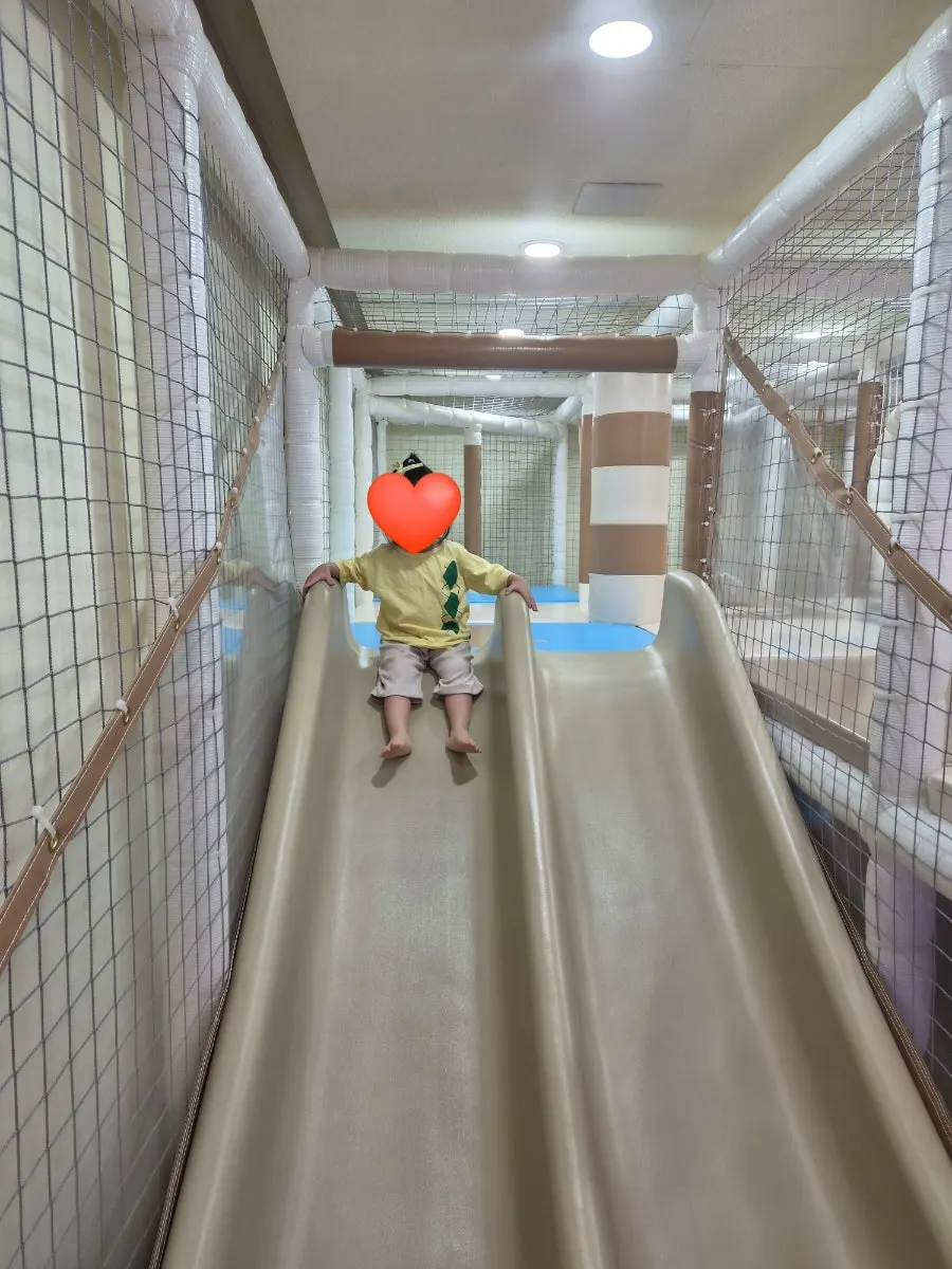 푹신한 매트가 깔린 한티옥 키즈놀이방 내부