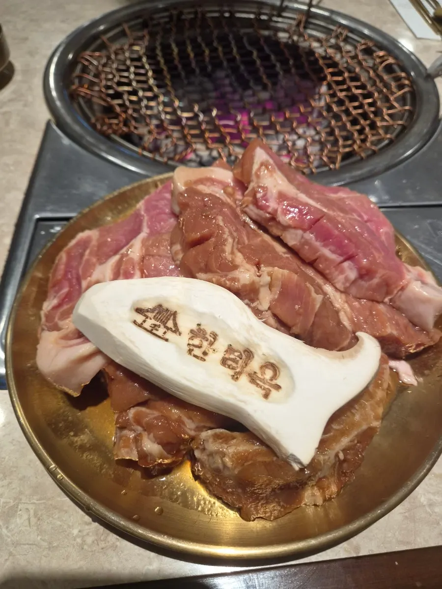 숯불판에 올린 한티옥 양념 돼지갈비 3인분