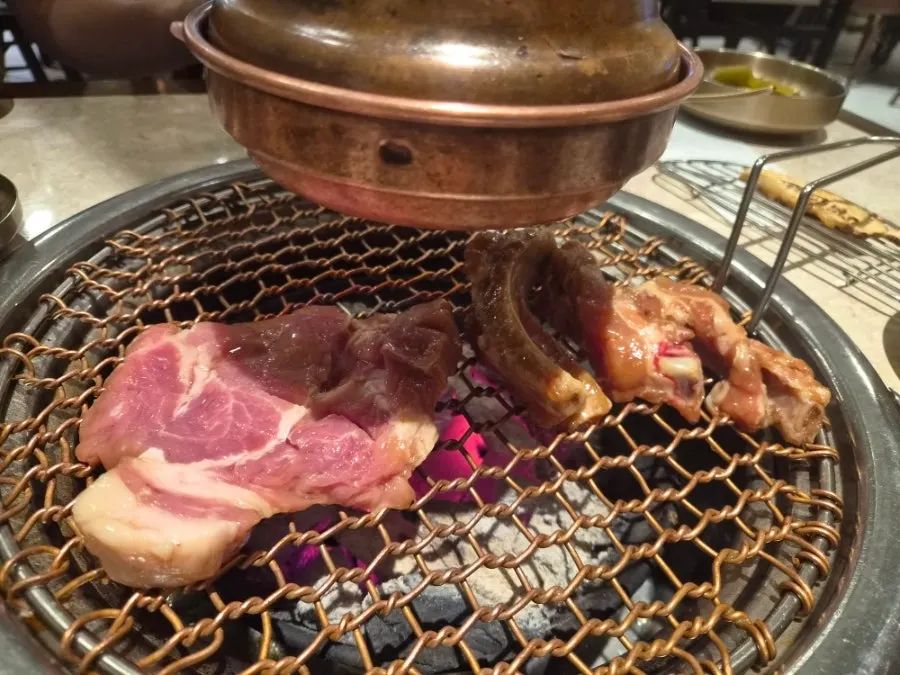 숯불에 노릇하게 구워지는 돼지갈비