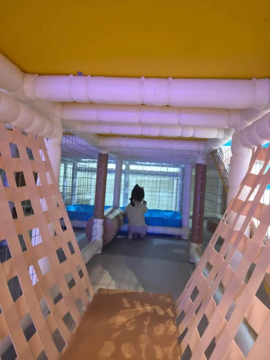 한티옥 놀이방에서 뛰어노는 아이