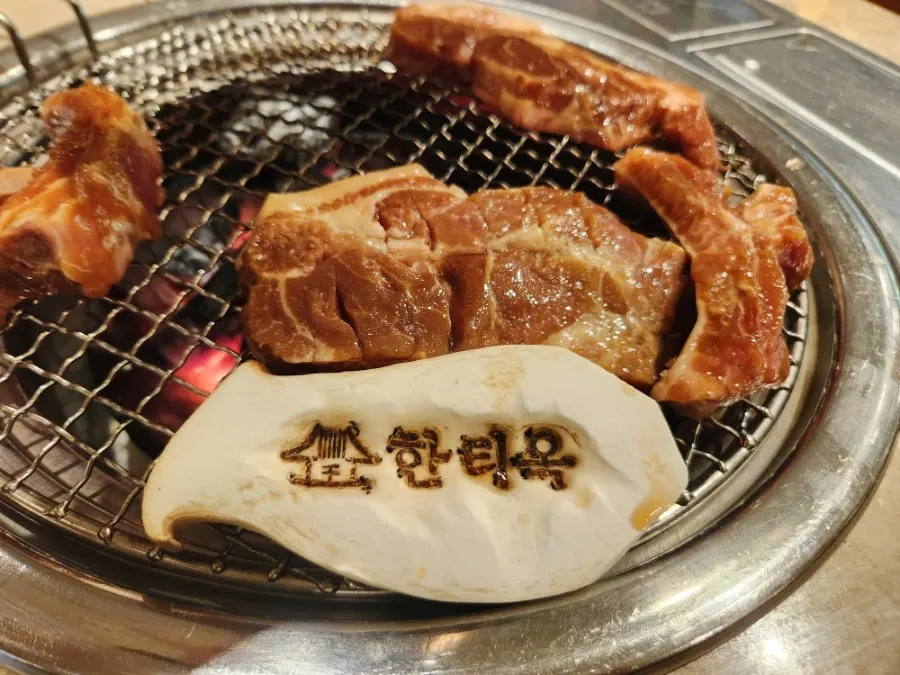 숯불에 올린 돼지갈비