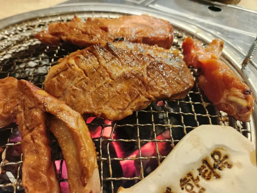 사장님이 구워주는 숯불 돼지갈비
