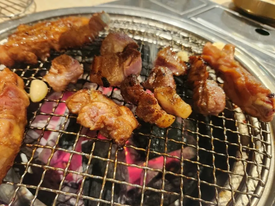 노릇하게 익은 한티옥 돼지갈비