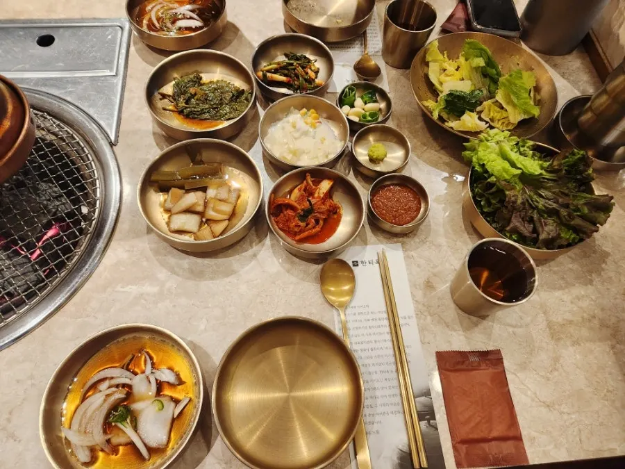 장아찌와 샐러드 등 한티옥 밑반찬