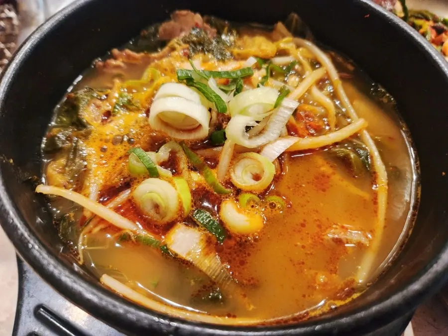 고기 듬뿍 든 한우국밥 뚝배기