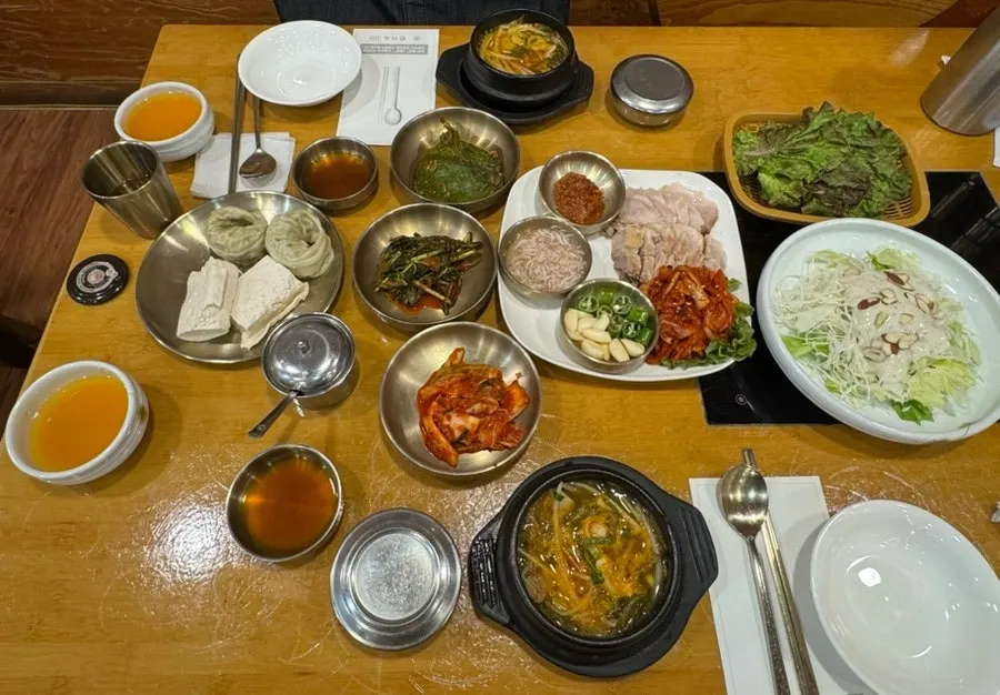 한티옥 보쌈정식 2인 한상 차림