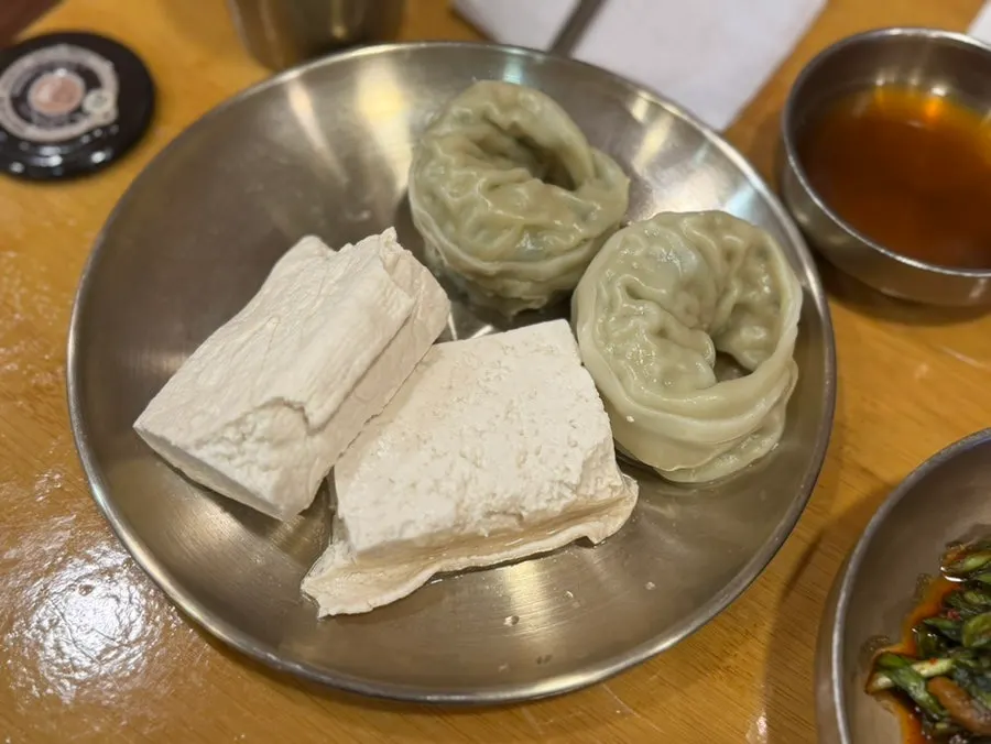 속이 꽉 찬 만두와 두부 접시