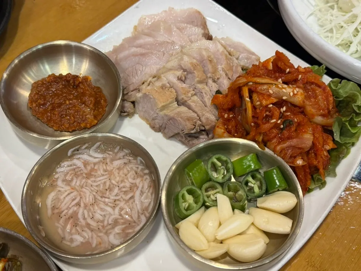 상추와 쌈장, 새우젓이 곁들여진 보쌈