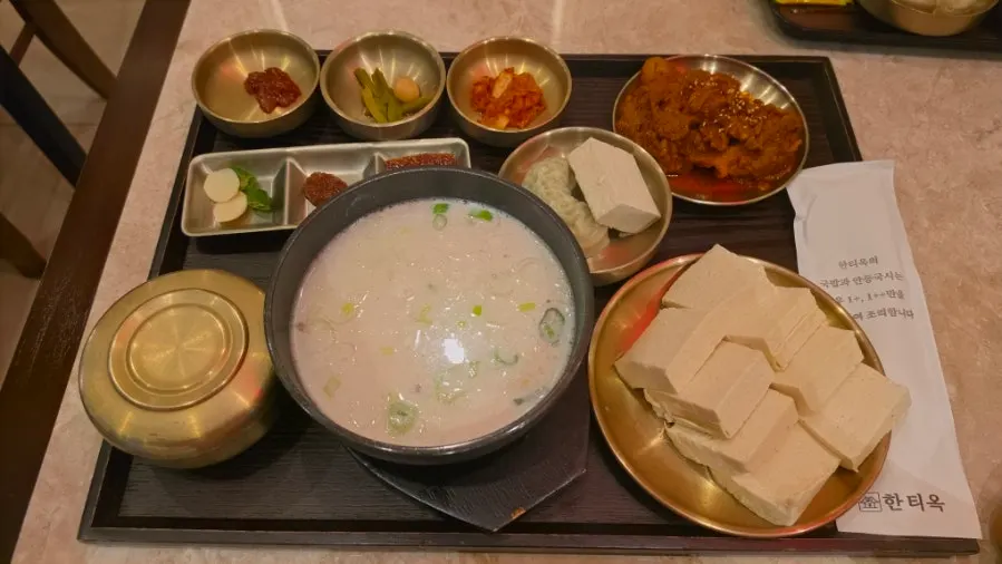 Hanwoo gomtang set served with a spread of side dishes