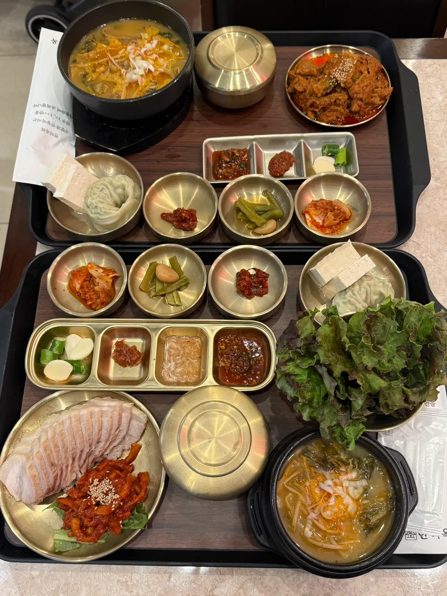 주문 전 자리에 앉아 바라본 한티옥 테이블