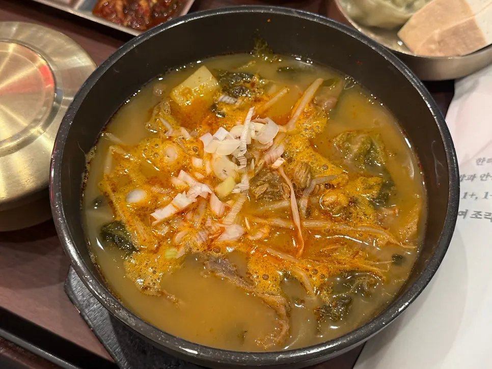 제육볶음과 만두, 두부가 함께 놓인 반상