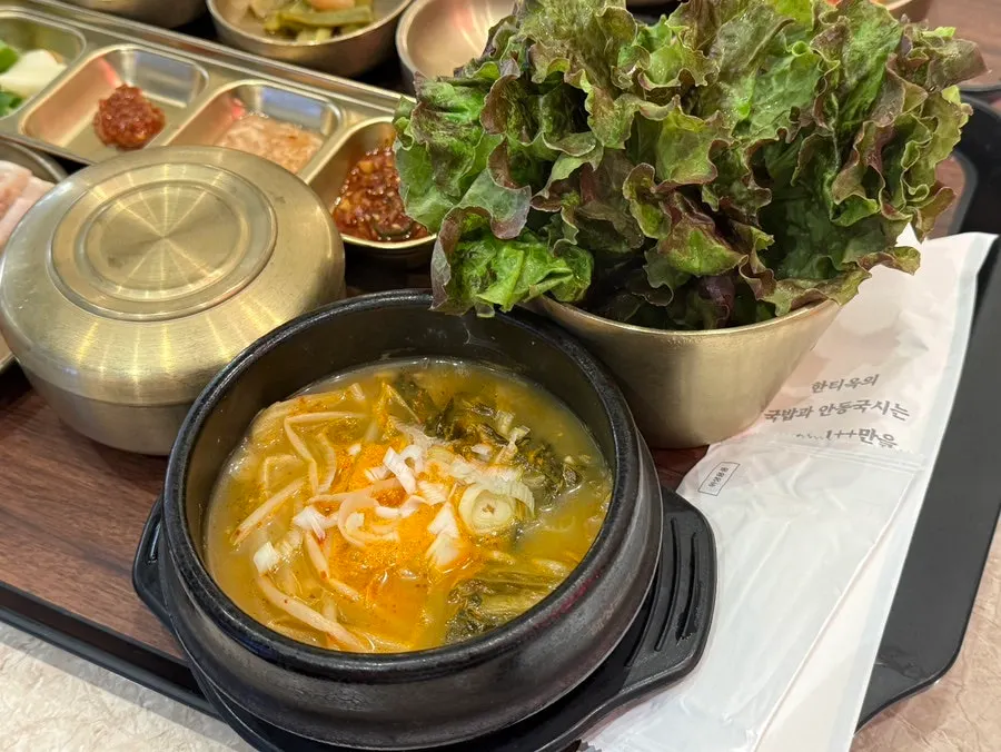 상추에 보쌈을 올려 싼 쌈