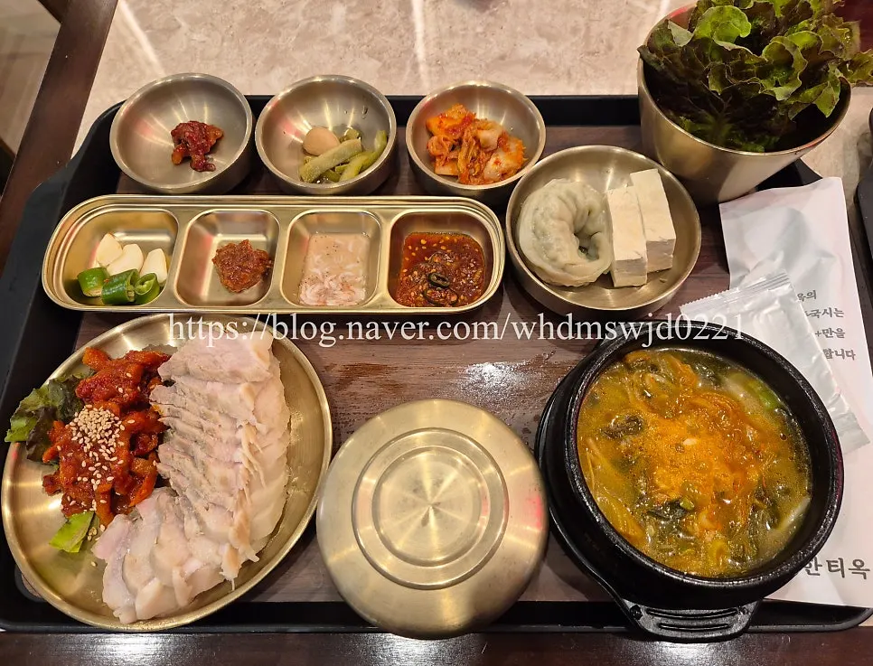 보쌈과 밥, 국, 두부, 만두가 나온 보쌈반상