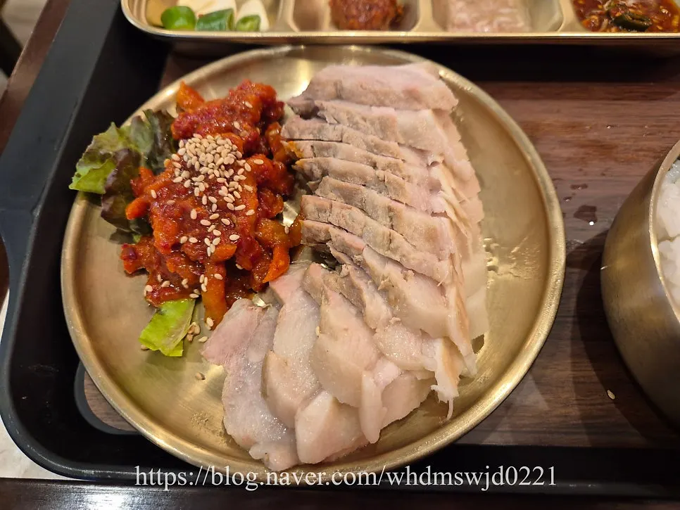 김치와 함께 먹는 부드러운 보쌈 고기