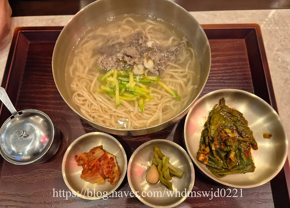 애호박과 고기 고명이 올라간 안동국시