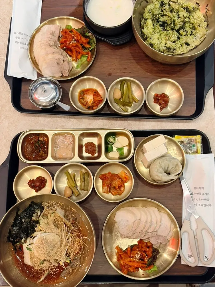 Table with Hantiok's bossam and set meal dishes
