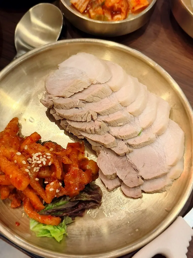 A plate of Hantiok's thickly sliced bossam from the set meal