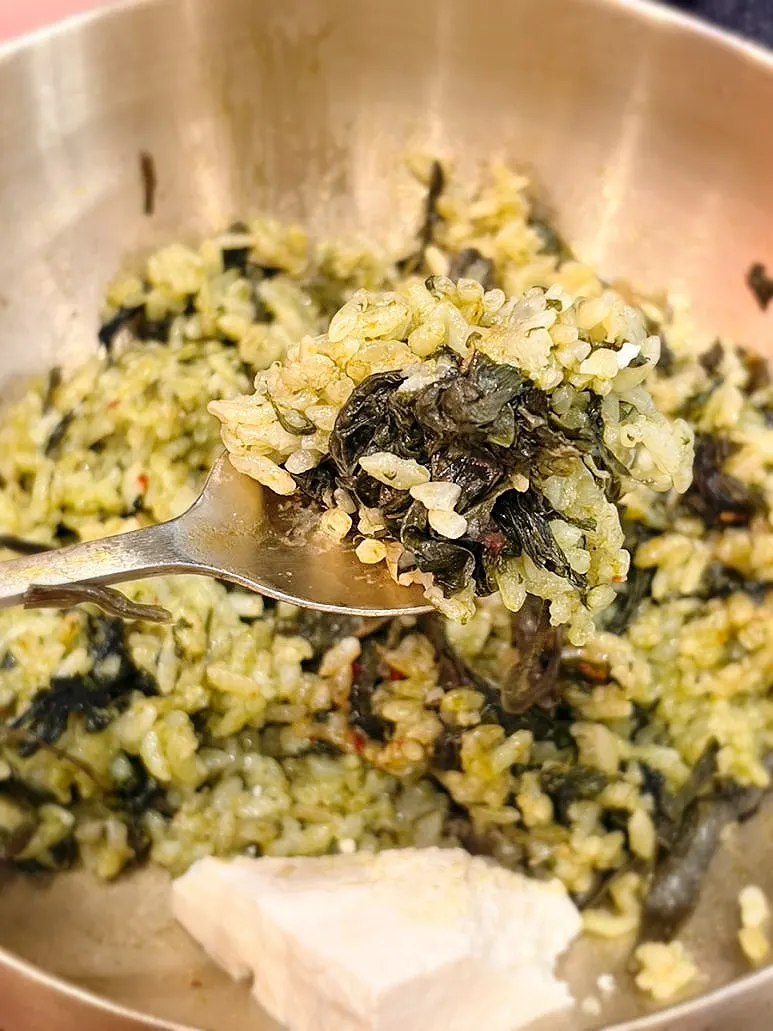 Green rice bowl with gondre mixed evenly throughout
