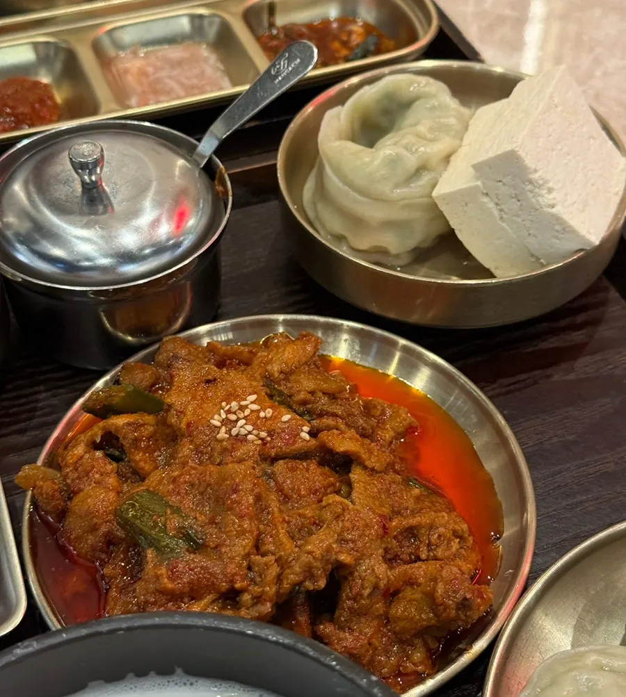 Stir-fried pork served in the gondre bibimbap set