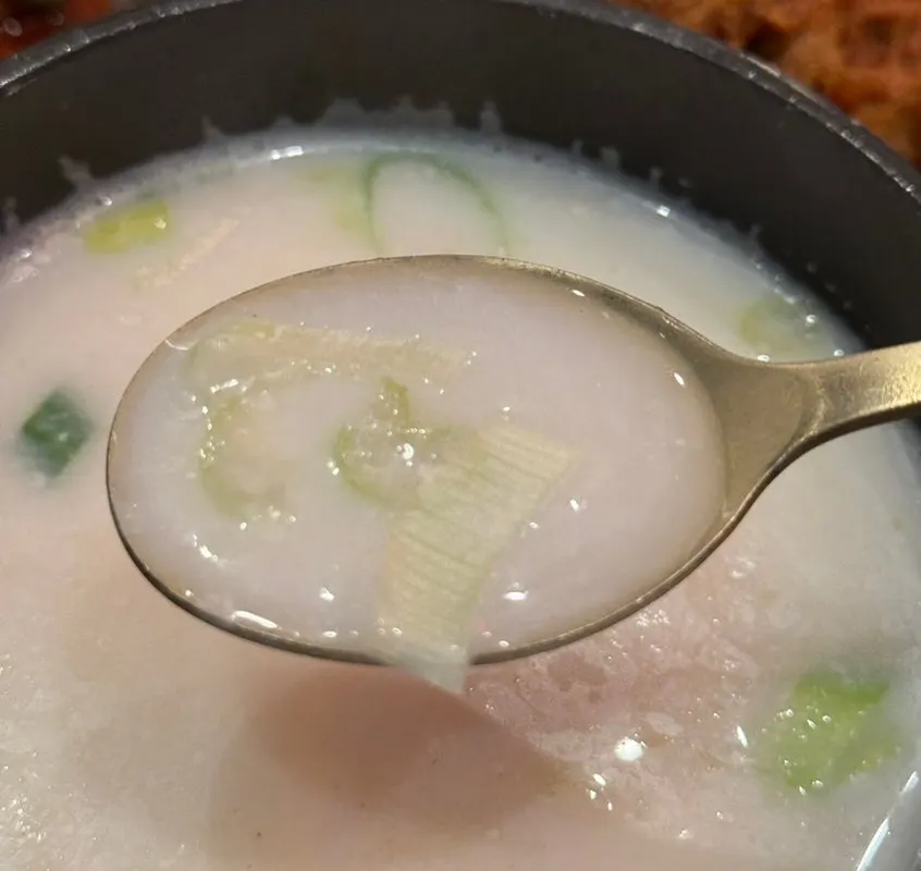 Seolleongtang served with the gondre bibimbap set