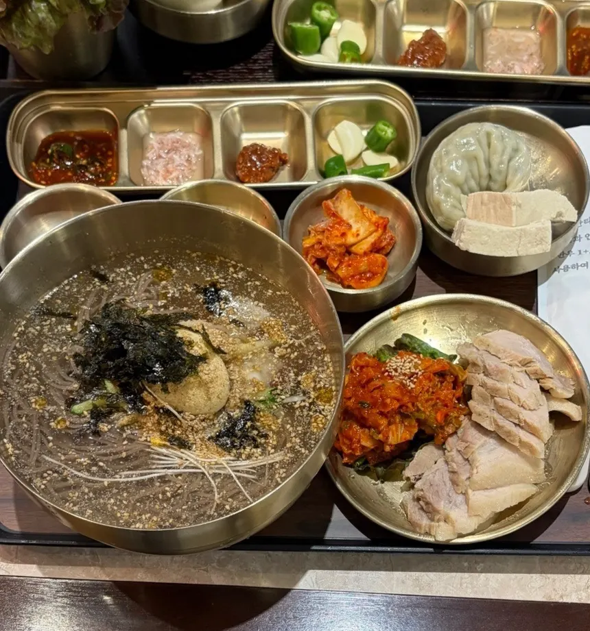 Full spread of the mul-makguksu set at Hantiok