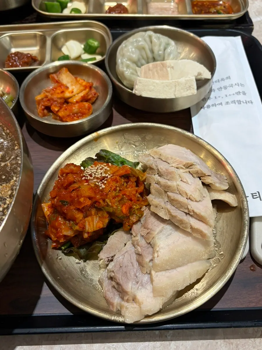 Mul-makguksu served with mustard and vinegar on the side
