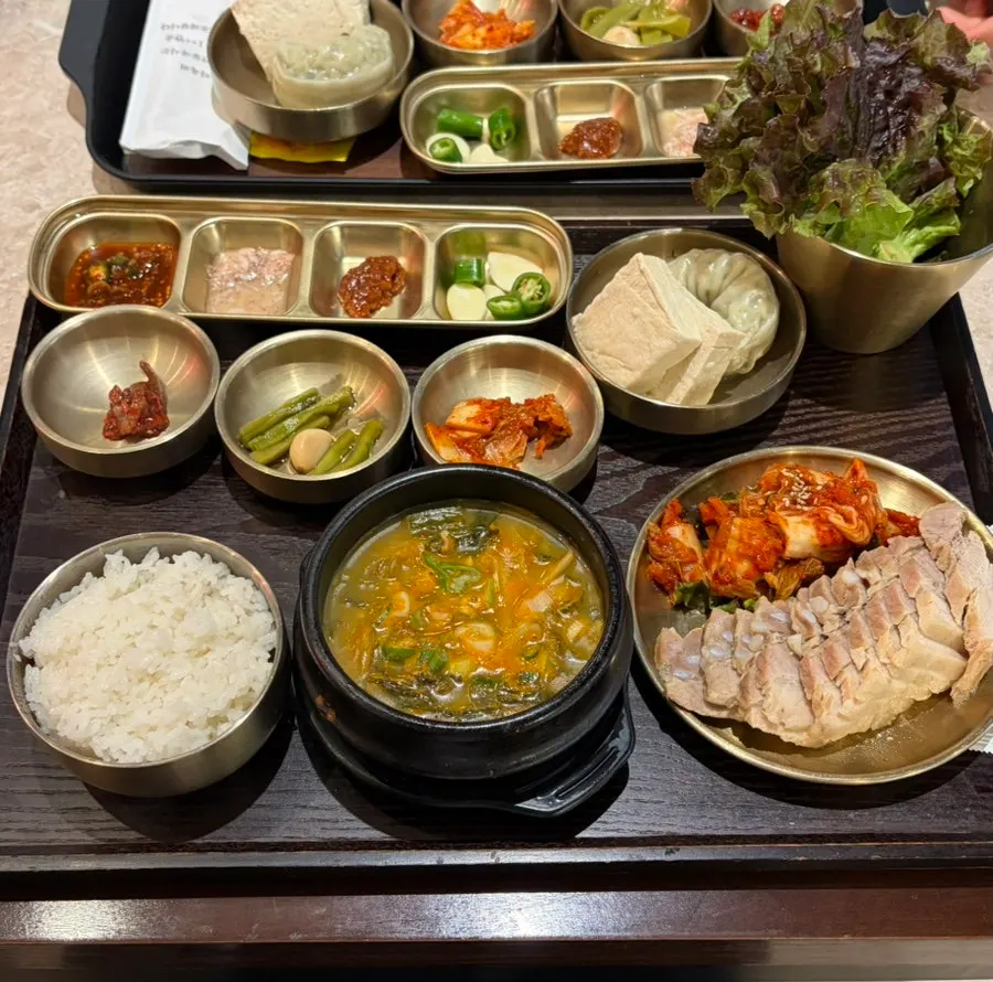 Full table spread of the Hantiok bossam set