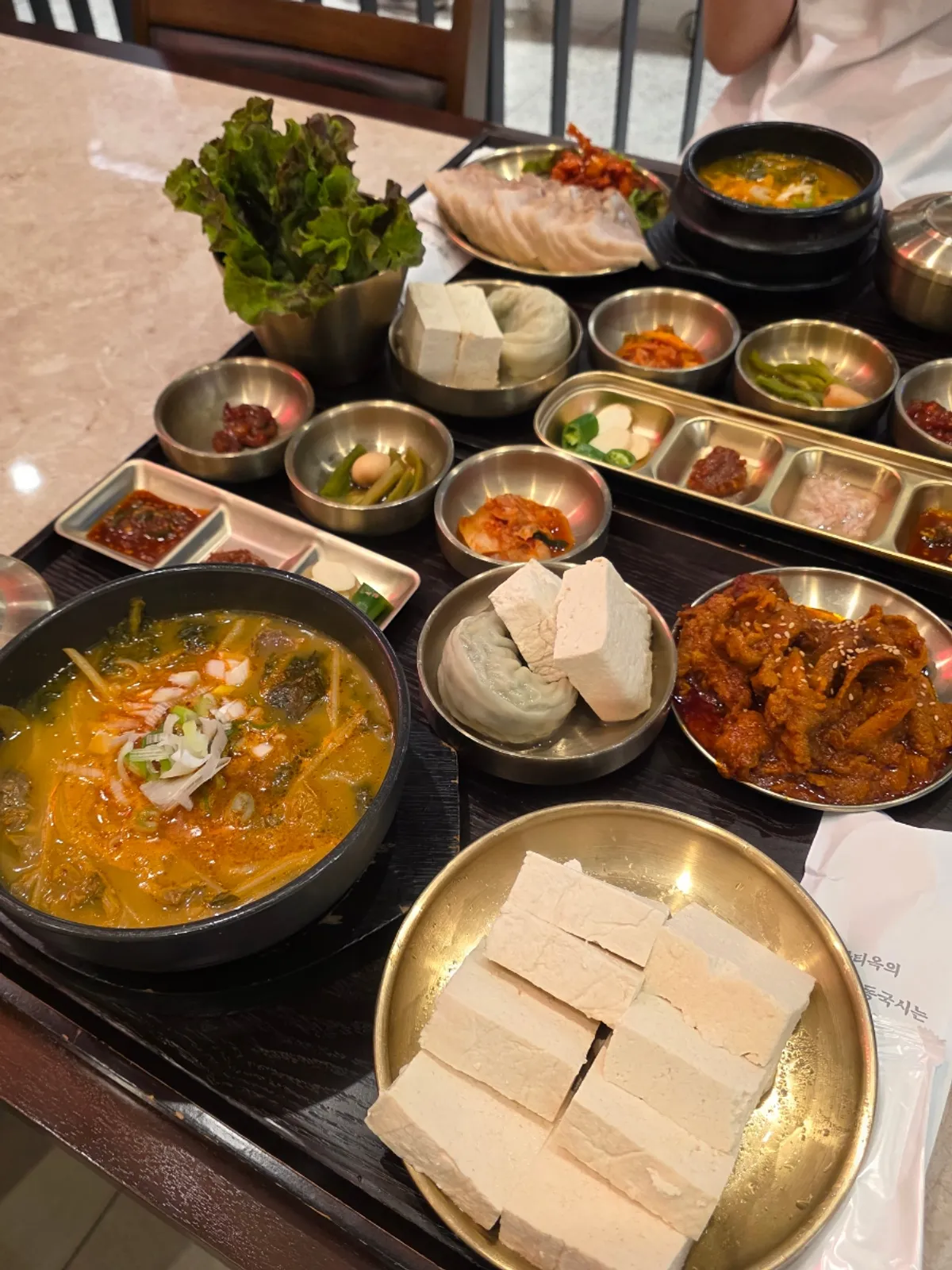 Full table setting of Hantiok's bossam set