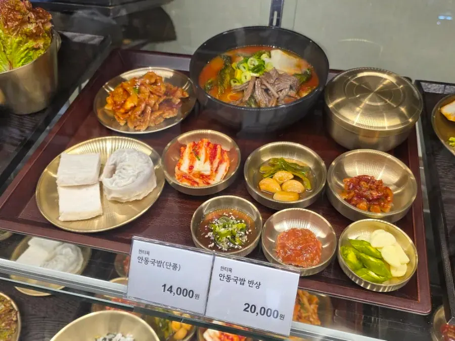 Interior seating at Hantiok