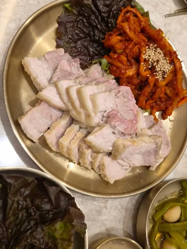 보쌈정식과 기본 반찬이 차려진 상