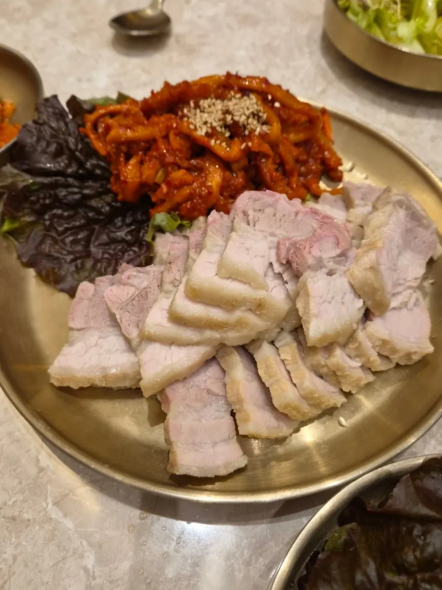 정갈하게 담긴 한티옥 기본 반찬