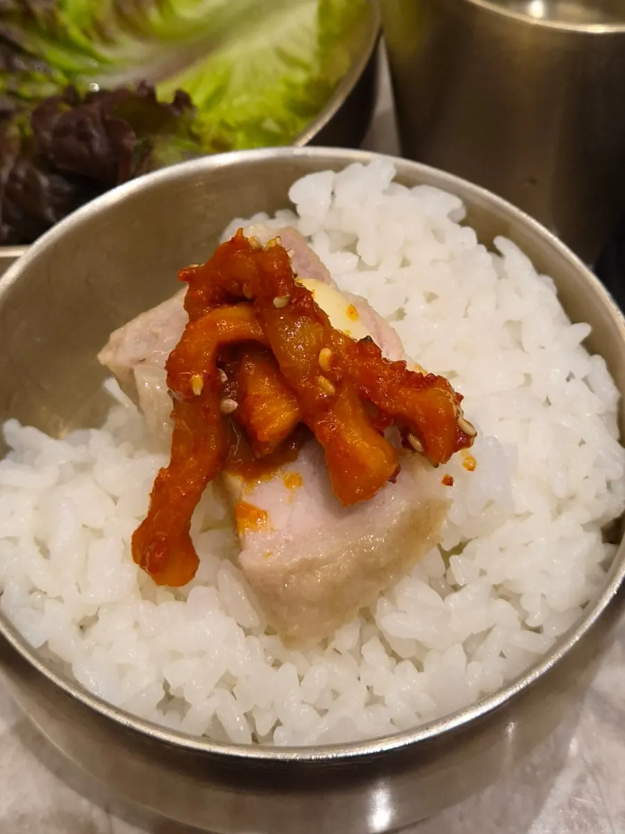 부드럽게 썰어 나온 한티옥 보쌈 고기