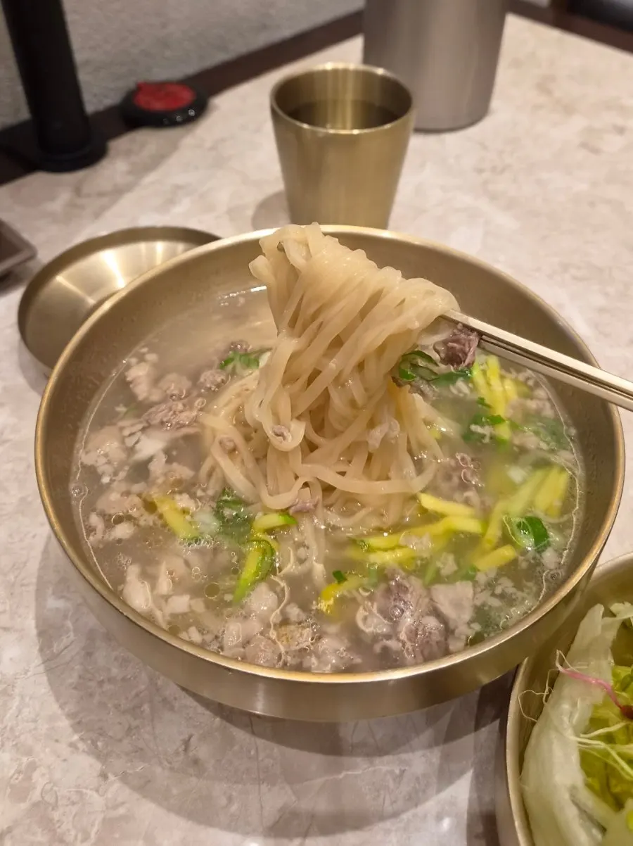 뜨끈한 국물의 국밥과 밥 한 공기