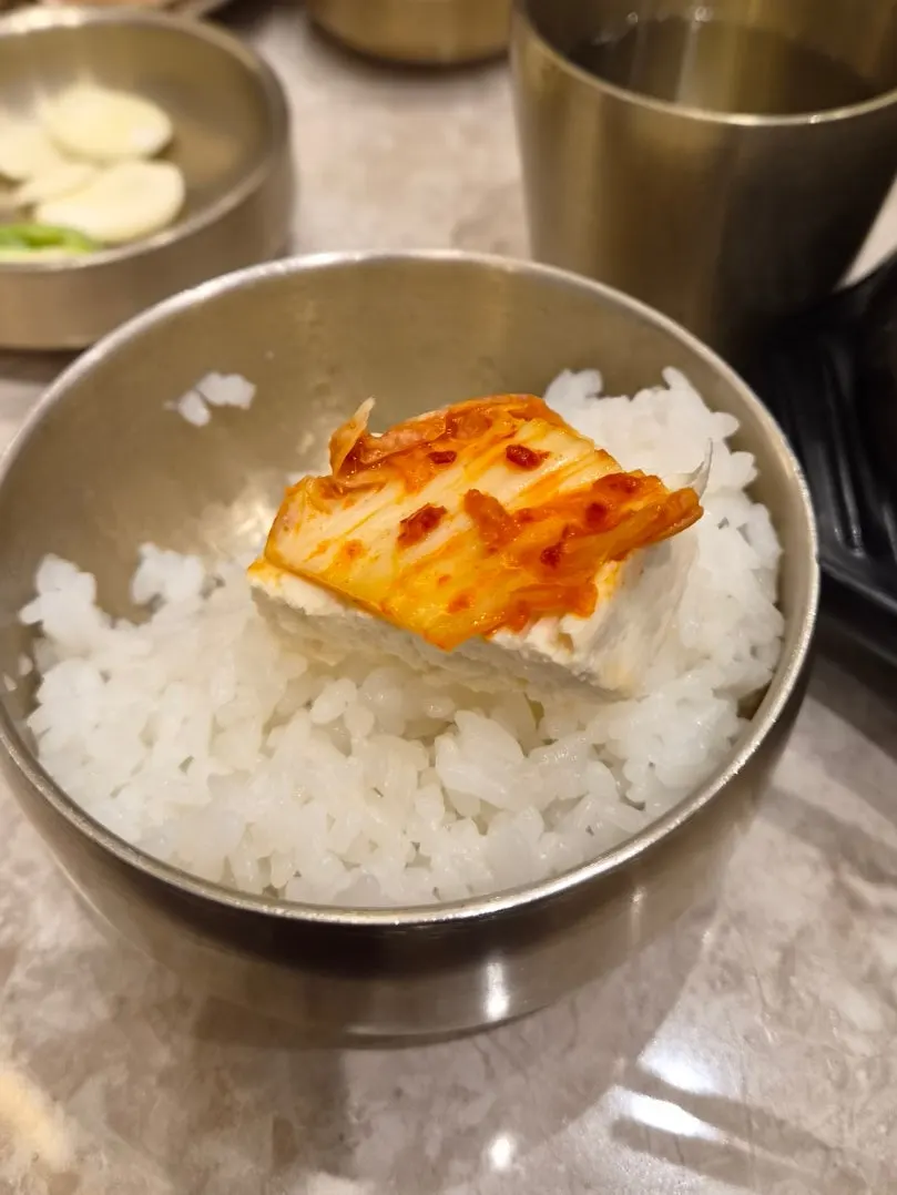 두부에 김치를 올린 두부김치