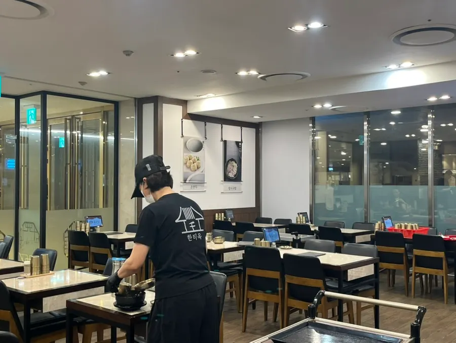 백화점 식당가 통로에서 본 한티옥 입구