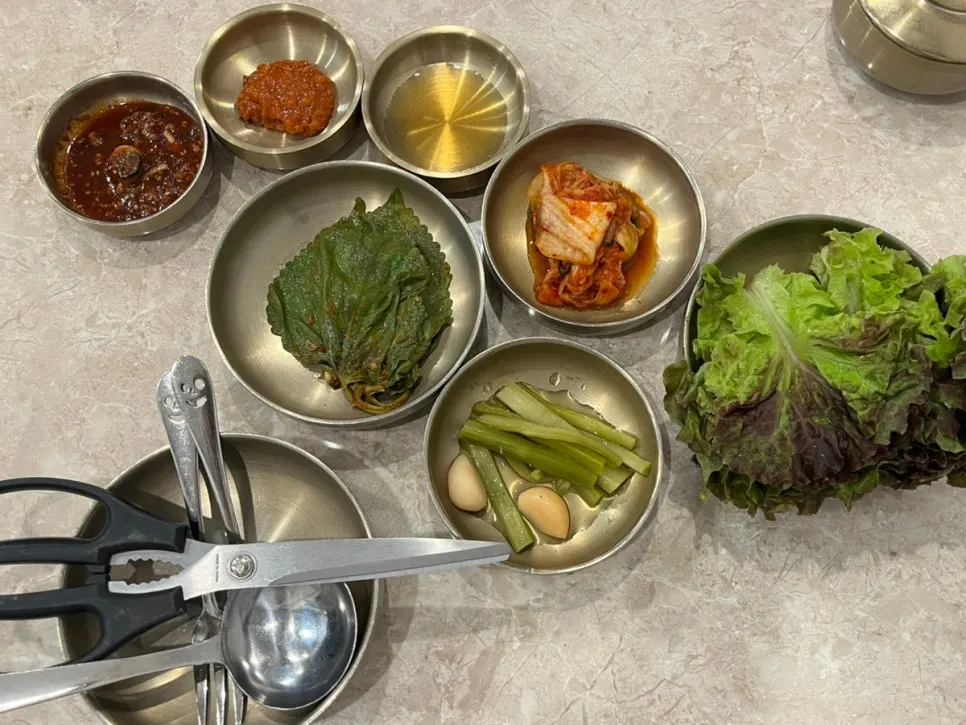 기본찬과 쌈채소가 깔린 정식 상차림