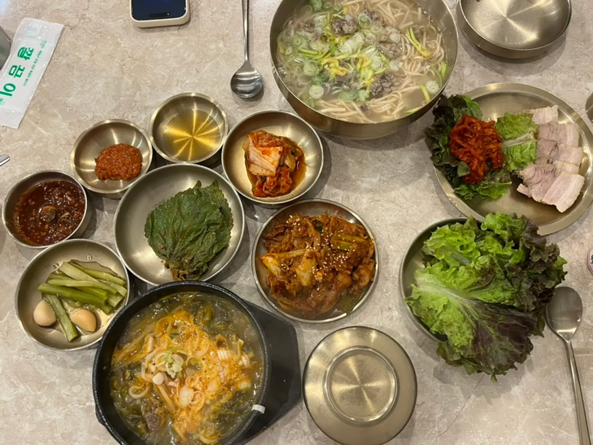 정식 두 개로 가득 찬 한티옥 한 상