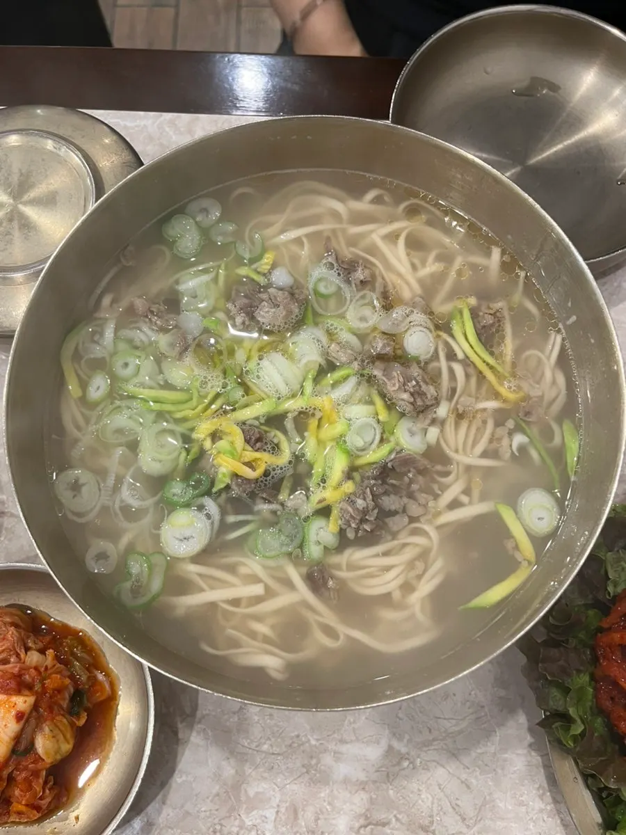 국시와 국밥, 보쌈과 제육이 놓인 테이블