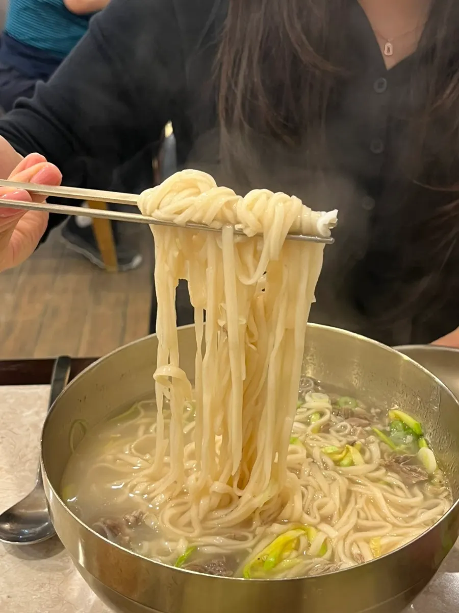 한 상 가득 차려진 안동국시 정식과 국밥 정식