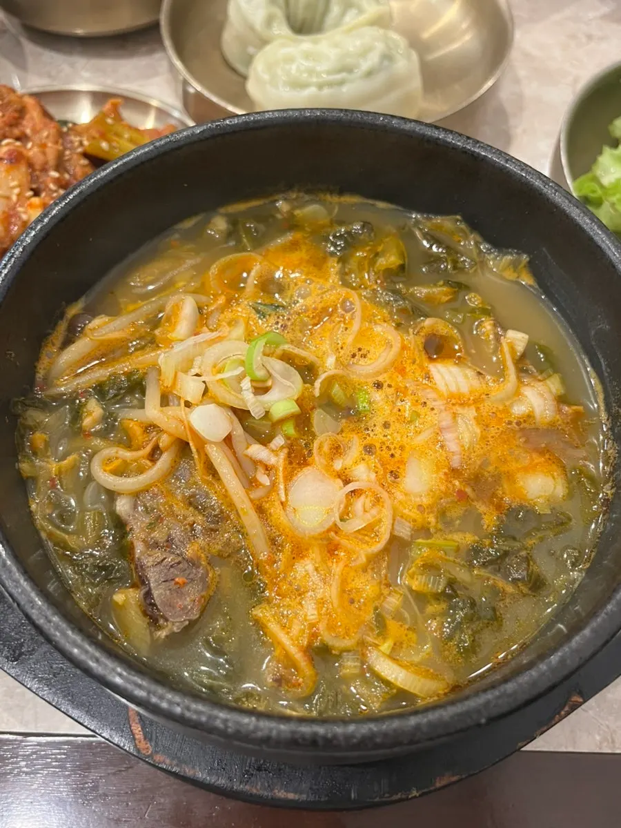 애호박과 고기고명이 올라간 안동국시