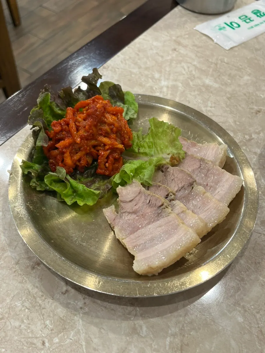 콩나물과 우거지가 들어간 빨간 안동국밥