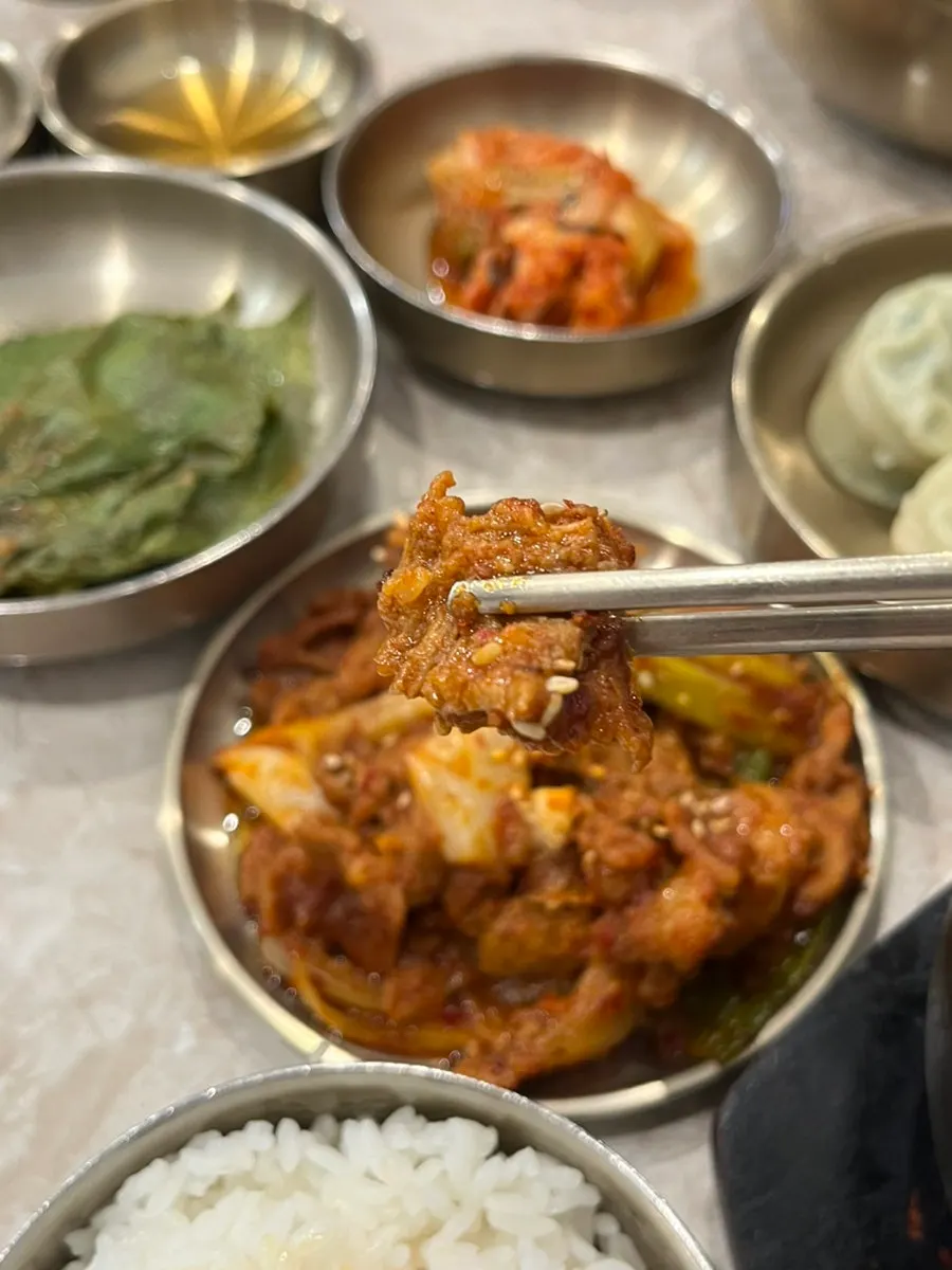 보쌈김치를 올린 보쌈 한 점