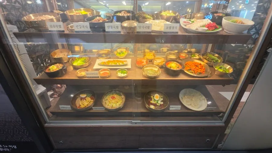 Hantiok dining hall with spacious table arrangement